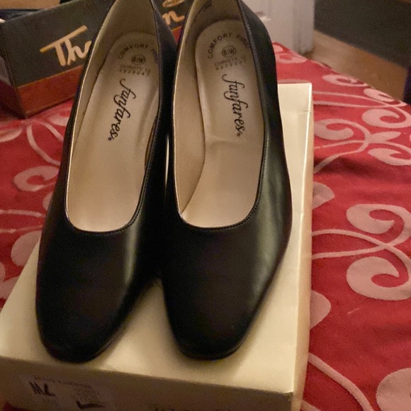 Black small heels shoes - Picture 1 of 8
